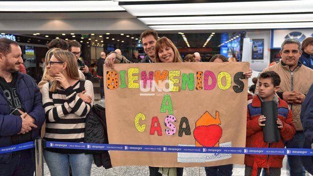 Abrazos y emoci&oacute;n. La llegada de los alumnos al pa&iacute;s desde Israel. Cr&eacute;dito: T&eacute;lam