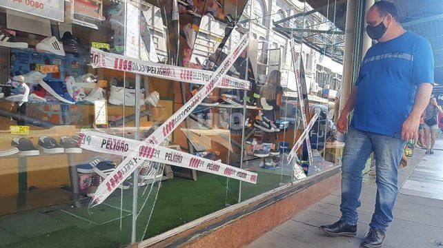 Rompieron la vidriera y robaron un comercio frente a la plaza del Soldado