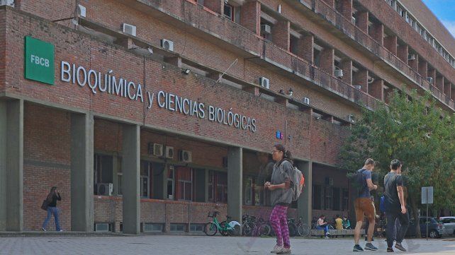 Fachada FBCB: Fachada actual de la Facultad de Bioquímica y Ciencias Biológicas de la Universidad Nacional del Litoral. 