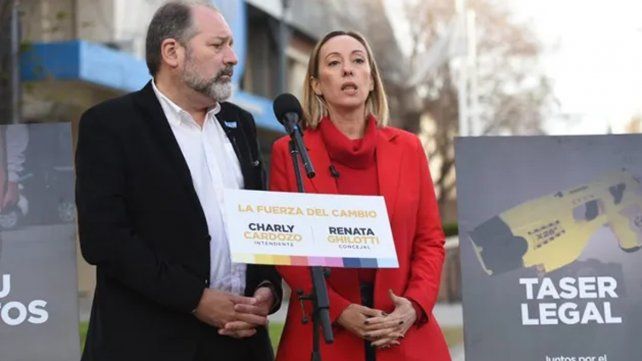 Los precandidatos a intendente de Rosario por Juntos por el Cambio (JxC), Charly Cardozo, y a concejal, Renata Ghilotti