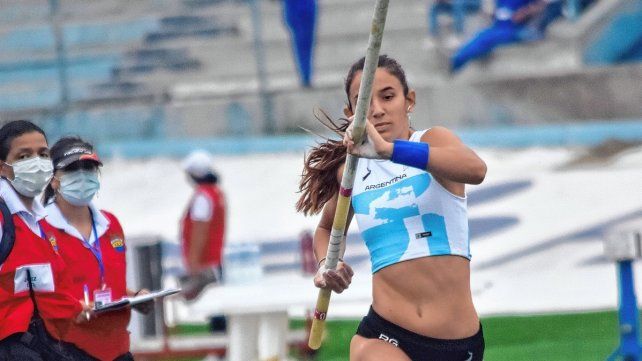  La talentosa garrochista juvenil Luciana Gómez Iriondo ocupó la sexta ubicación con un registro de 3.90 metros.