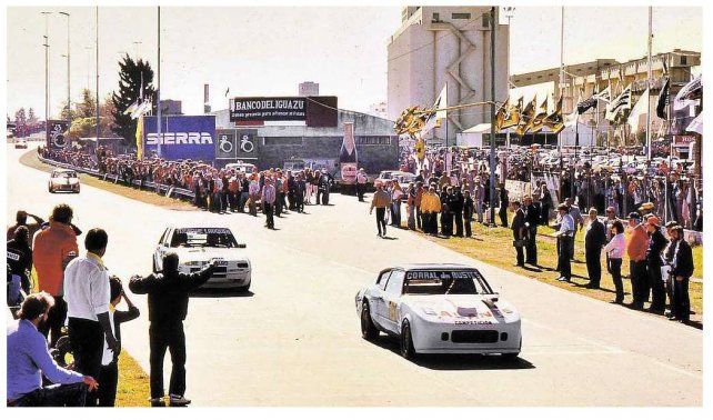 El Flaco Juan María Traverso, en 1985, ganando con un Renault 18 en el circuito Callejero de Santa Fe que bordeaba el parque General Belgrano.