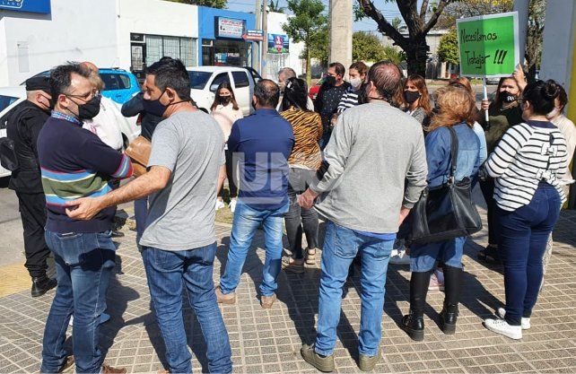 Comerciantes de Aristóbulo del Valle se manifestaron pidiendo la habilitación de sus comercios en horario matutino. 