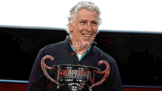  El ex-Puma y actual presidente de la Unión Argentina de Rugby, Gabriel Travaglini, con la copa que se llevará el campeón.