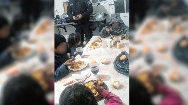 Los cuatro menores fueron rescatados por la policía y luego alimentados en la Subcomisaría de Santa Rosa de Lima 