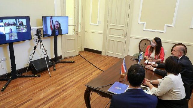 Omar Perotti, en videoconferencia, durante las actividades con la embajadora de Costa Rica.
