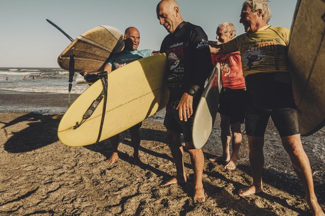 Los cuatro Legends saliendo de su heat, con Fernando Aguerre a la cabeza. Todos con m&aacute;s de 50 a&ntilde;os en el agua.