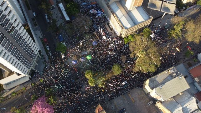 Masiva marcha universitaria en Santa Fe reunió a miles de personas en un acto que tuvo lugar en la intersección de Rivadavia y Bulevar.