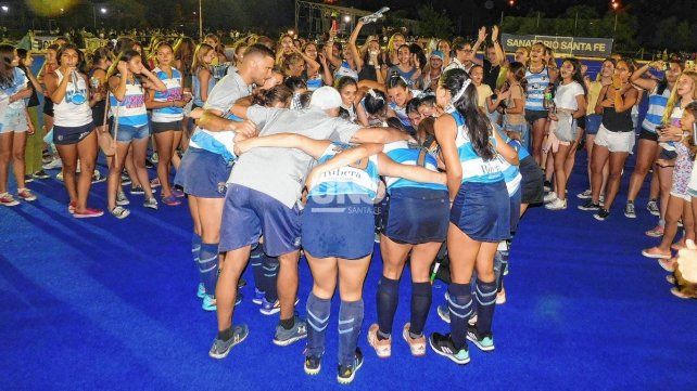 El entrenador de las Gitanas, Franco Porta, habla con sus jugadoras, plantel al que arribó en 2019, y logró el primer título en el certamen local.