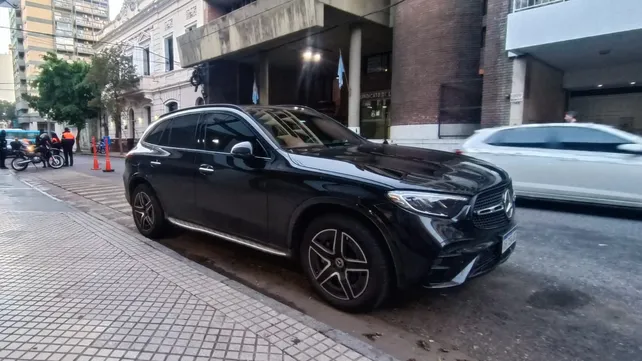 Tras el choque. La camioneta en la que iba Frank Kudelka, junto a dos colaboradores, frente a la Seccional 2&ordf; de Rosario.