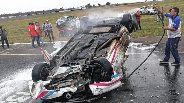 Kevin Crucci, volcó, su auto se prendió fuego su auto, por lo que debió ser trasladado a un hospital de Paraná. Kevin Crucci, volcó, su auto se prendió fuego su auto, por lo que debió ser trasladado a un hospital de Paraná.