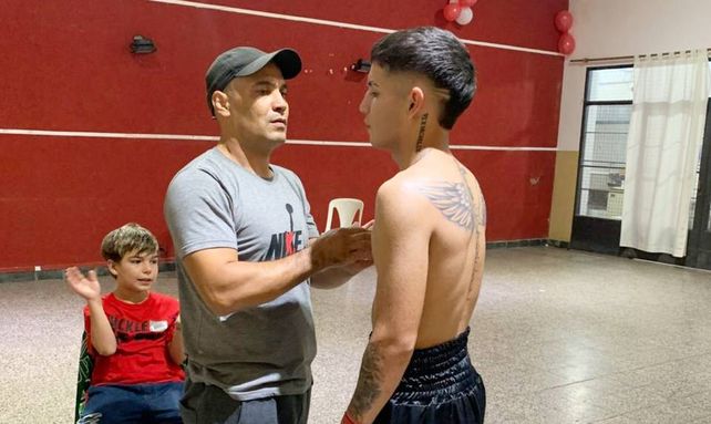 El p&uacute;gil de 19 a&ntilde;os, lleva 21 peleas en el campo rentado, y es entrenado por su pap&aacute;, Diego Madol&eacute;.