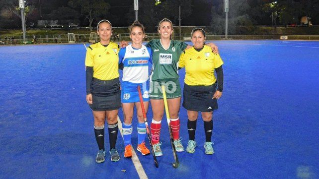  Las capitanas Rocío Caldíz de Banco Provincial, y Victoria Ferrero de Jockey junto a los árbitros del cotejo jugado en el Sergio Antoniazzi.