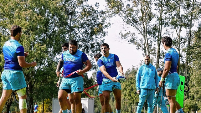 El tercera l&iacute;nea Pablo Matera con la pelota en el entrenamiento efectuado por la escuadra nacional en Jujuy con vistas al primer choque ante Escocia.