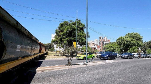 En la actualidad, las formaciones atraviesan la ciudad santafesina a 20 kilómetros por hora y la conexión entre el puerto de Timbúes y Laguna Paiva se demora diez horas.  