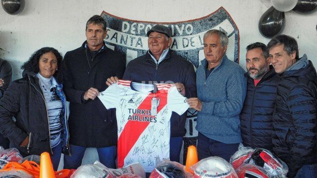 La dirigencia de River Plate, encabezada por el tesorero Nacho Amui, entregó una camiseta a Adolfo Martínez, presidente de La Casita de Santa Rosa de Lima.