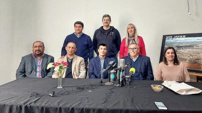 Orgullo sanjavierino; Máximo Martinez junto a su padre y entrenador Carlos Ríos, y autoridades del municipio local.