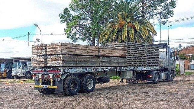 Componentes del puente Bailey que se montará sobre el puente Carretero, ya cargados para ser trasladados.