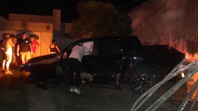 Nelson: violento choque con un camión incrustado en un edificio y una camioneta estrellada contra una vivienda Nelson: violento choque con un camión incrustado en un edificio y una camioneta estrellada contra una vivienda