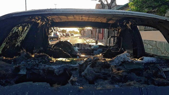 Auto quemado sobre calle Iturraspe
