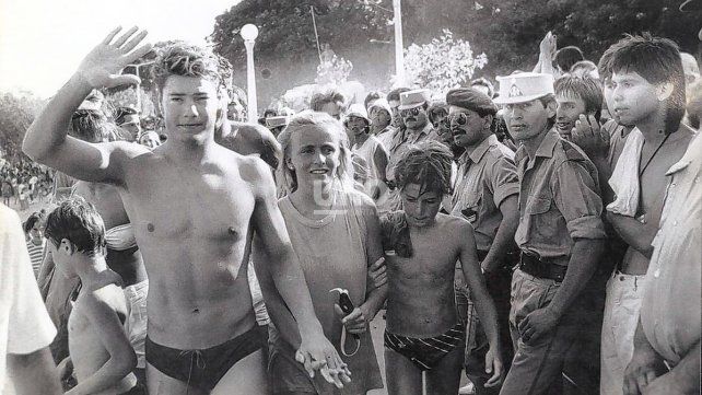 El 11 de diciembre de 1988, Diego Degano se consagra ganador de la Maratón Santa Fe-Coronda, aquí acompañado por su familia.