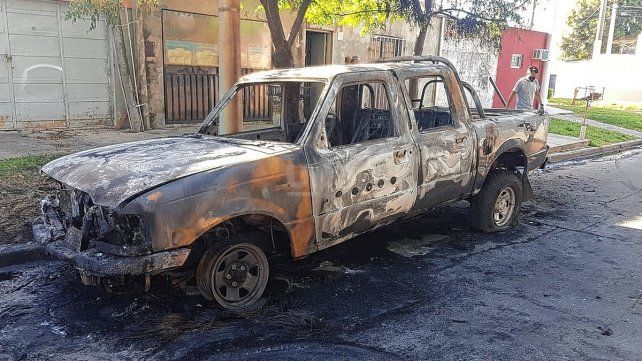 La camioneta incendiado en barrio Guadalupe Oeste 