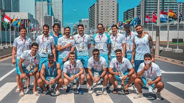 El combinado argentino de Handball en la entrada a la Villa Olímpica en la previa a la competencia que se desarrollará en los Juegos de Tokio.
