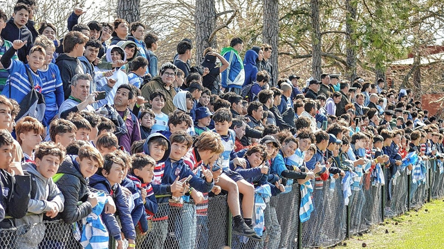 Una gran cantidad de chicos de clubes de la Uni&oacute;n Santafesina de Rugby brindaron su apoyo a Los Pumas.