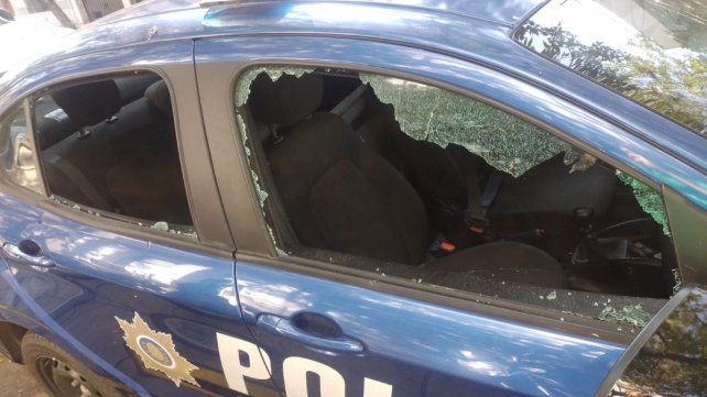 Patrullero destrozado por vecinos en barrio Santa Rosa de Lima. Patrullero destrozado por vecinos en barrio Santa Rosa de Lima.