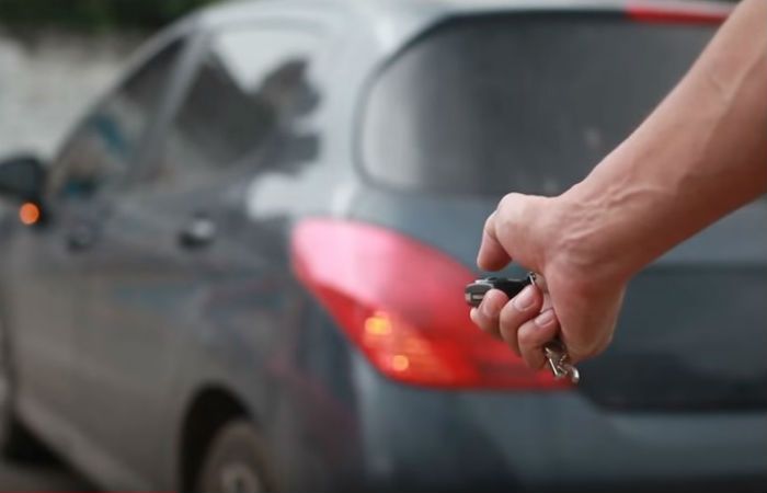 Así operan los delincuentes de autos mediante el uso de inhibidores de alarmas.