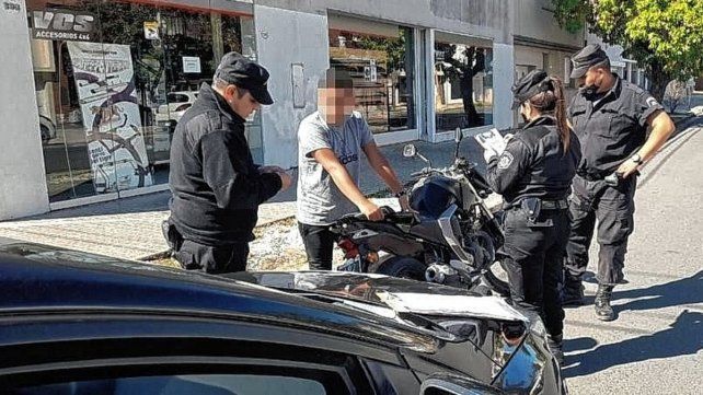 La policía solo puede retener las motos en infracción, no puede realizar multas.