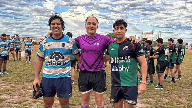 Los capitanes de CRAI, Tom&aacute;s Giardini y de Guaycur&uacute;es, Leandro Mart&iacute;nez, junto al &aacute;rbitro Kina Kuverling.