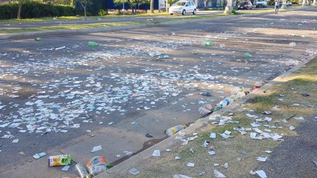Restos de botellas, plásticos y papeles en la costanera Este