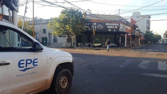 Un colectivo habría enganchado el cableado que terminó sobre la calle y las veredas.