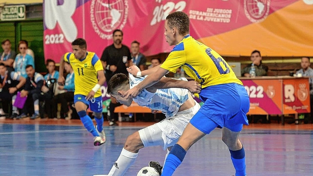 El seleccionado argentino juvenil de futsal no pudo con Brasil en el futsal y perdi&oacute; 3 a 0, en el encuentro final, con lo cual se adjudic&oacute; la medalla de plata.