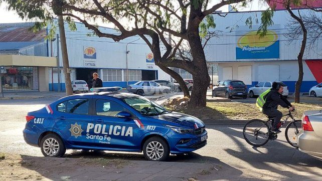 Un patrullero en inmediaciones de unos de los supermercados locales, tal cual anunció el Ministro de Seguridad, como parte del protocolo provincial para prevenir posibles saqueos 