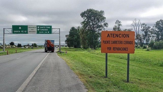 Carteles colocados sobre la autopista Santa Fe - Rosario en el marco del operativo de tránsito.