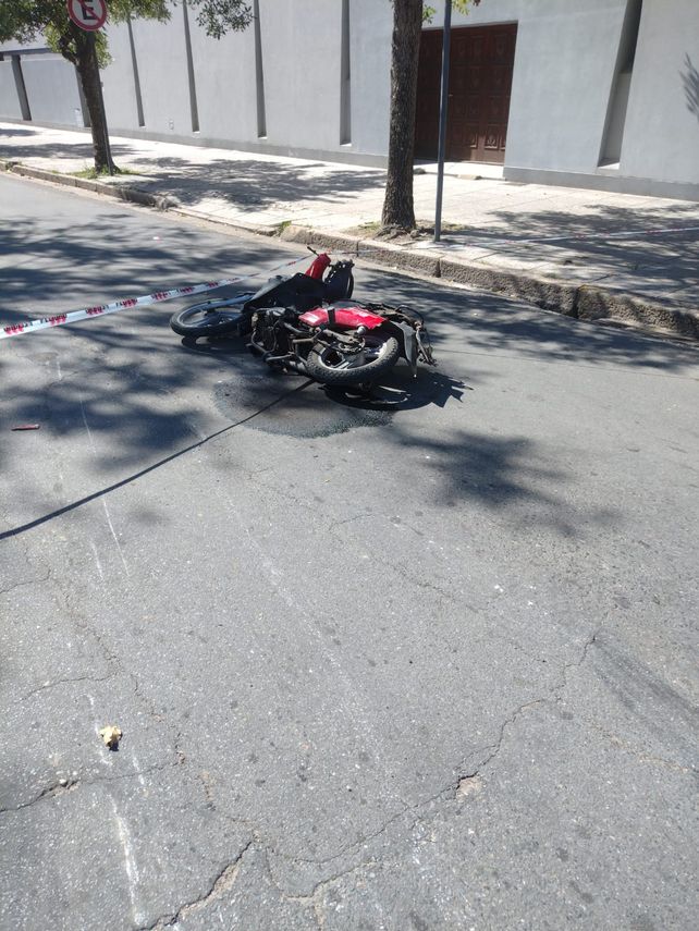 Atropelló a una motociclista en pleno bulevar, escapó y terminó preso en uno de los calabozos de la Comisaría 1°