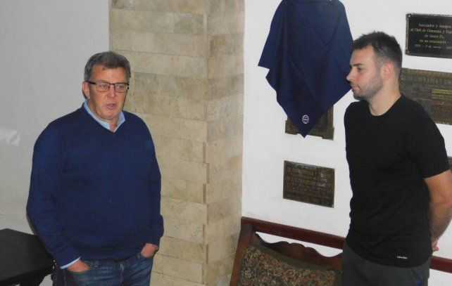 El presidente de Gimnasia y Esgrima, Jos&eacute; Carnelli, descubri&oacute; una placa en el hall de la instituci&oacute;n, en homenaje a De Cecco.