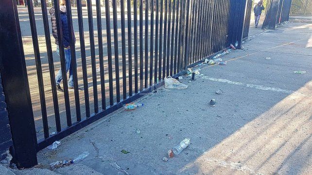 Lo que quedó en las inmediaciones del estadio, tras el regreso de los hinchas a la cancha.