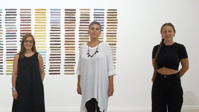 María Laura Carrascal, Ximena Pita y Cintia Clara Romero, el jurado que otorgo a la artista de Rafaela el primer premio en el Salón del Rosa Galisteo. 