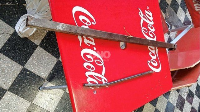 La barreta utilizada para forzar la reja externa del drugstore.