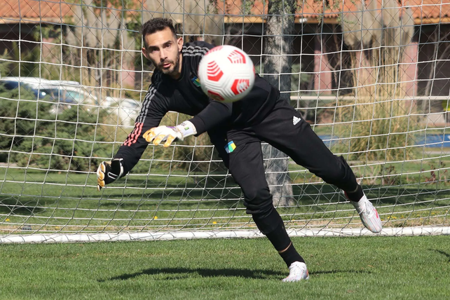 Alejandro S&aacute;nchez es un arquero que analiza el DT de Col&oacute;n, Iv&aacute;n Delfino.