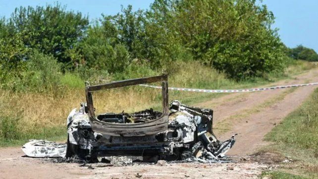 El auto calcinado en el que fue encontrado el cuerpo de una de las víctimas del triple crimen. 