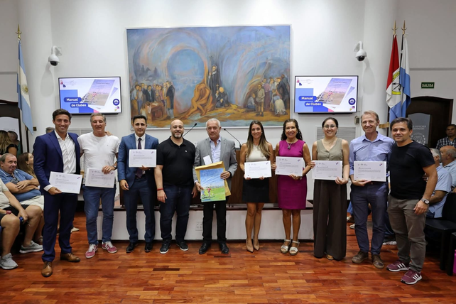 &nbsp;El presidente del Concejo Municipal, Sergio Basile, junto a los realizadores del Manual de Clubes. &nbsp;