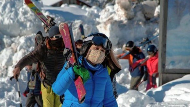 En septiembre comenzaron las actividades turísticas en algunos puntos del país. Se incrementaron los casos positivos de Covid-19 en los contingentes de turistas en viajes de egresados que viajan a Bariloche. Preocupación por la falta de aislamiento preventivo al regresar.