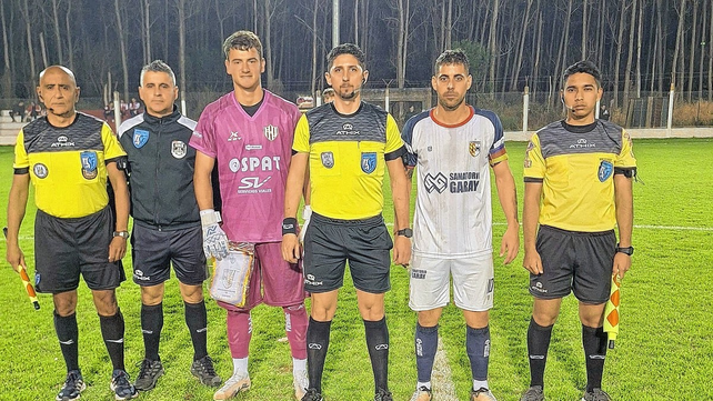 Los capitanes, Mateo Raschia de Uni&oacute;n, y Lucio Culler de Ateneo junto al &aacute;rbitro Juan Bonnin.