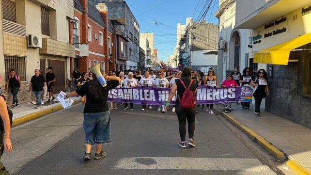 Marcha del 25N en Santa Fe: organizaciones recorren el centro para exigir pol&iacute;ticas contra la violencia de g&eacute;nero