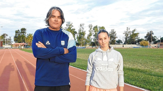 La garrochista Josefina Brunet, aqu&iacute; junto a su entrenador Maxi Troncoso, forma parte de la delegaci&oacute;n de la FSA.