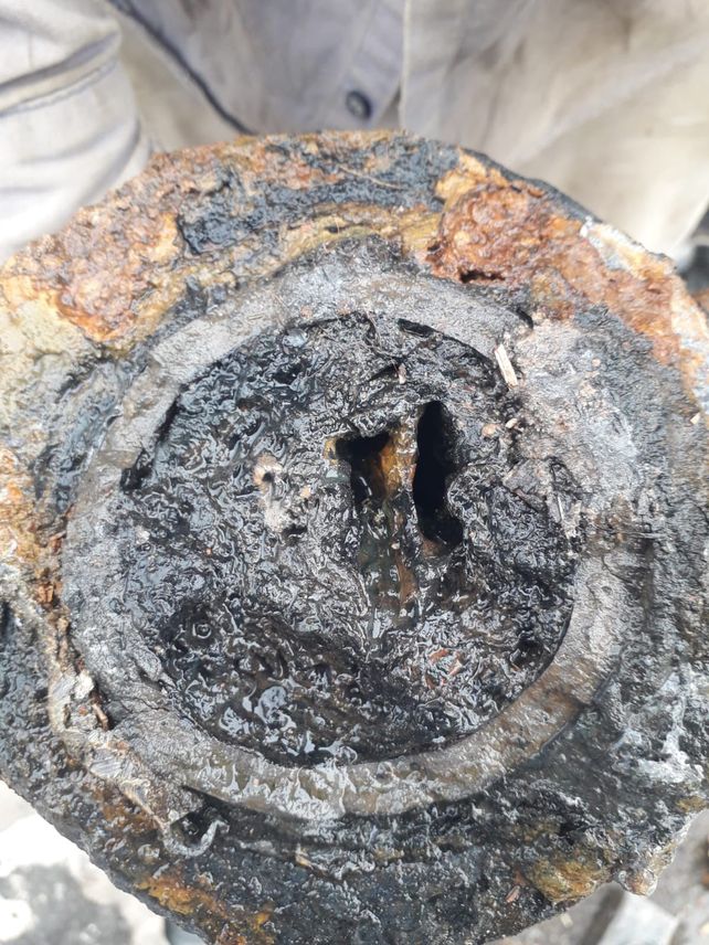 Corroiodos, obstruidos y con un evidente deterioro: los caños centenarios de agua que se están reemplazando en Santa Fe